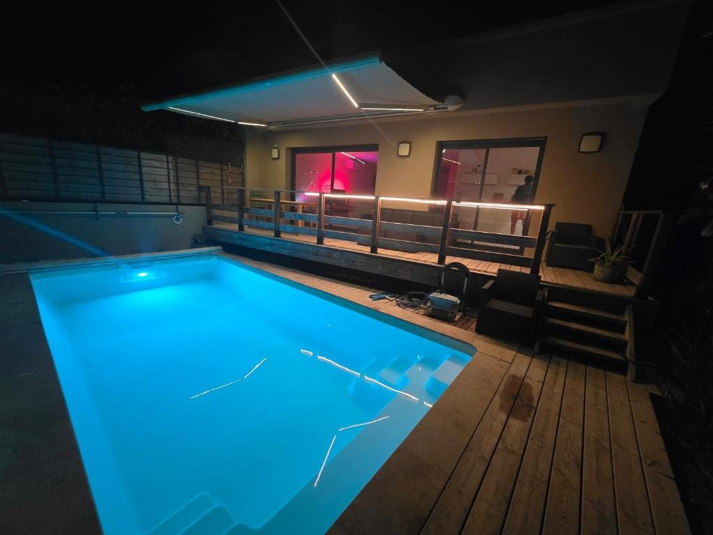 Vista piscina di notte